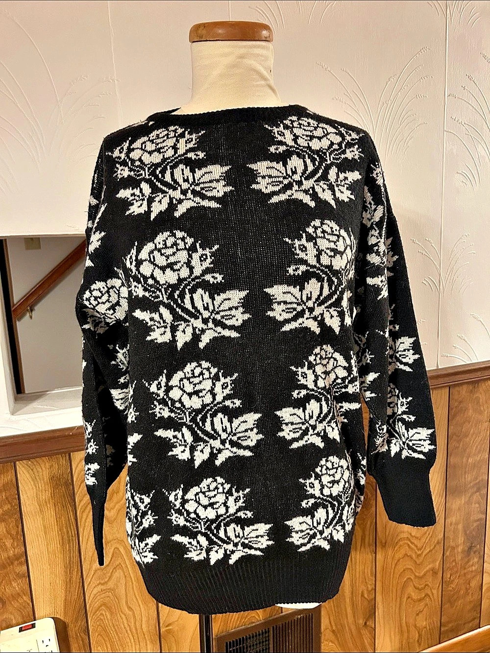 VTG Amita Floral Crew Neck Sweater Black & White Size Small
